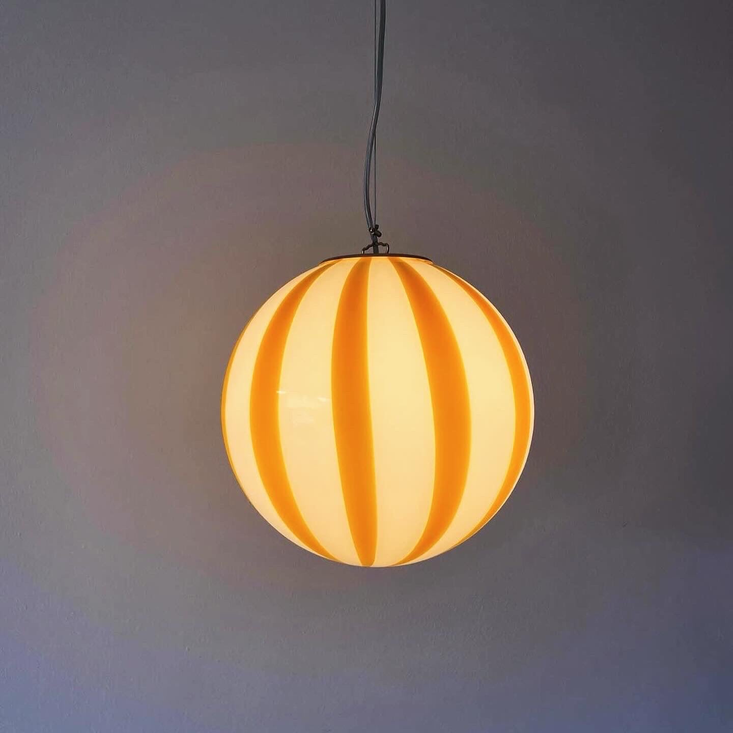 Murano loftslampe i amber gul med vertikale striber i 30 cm