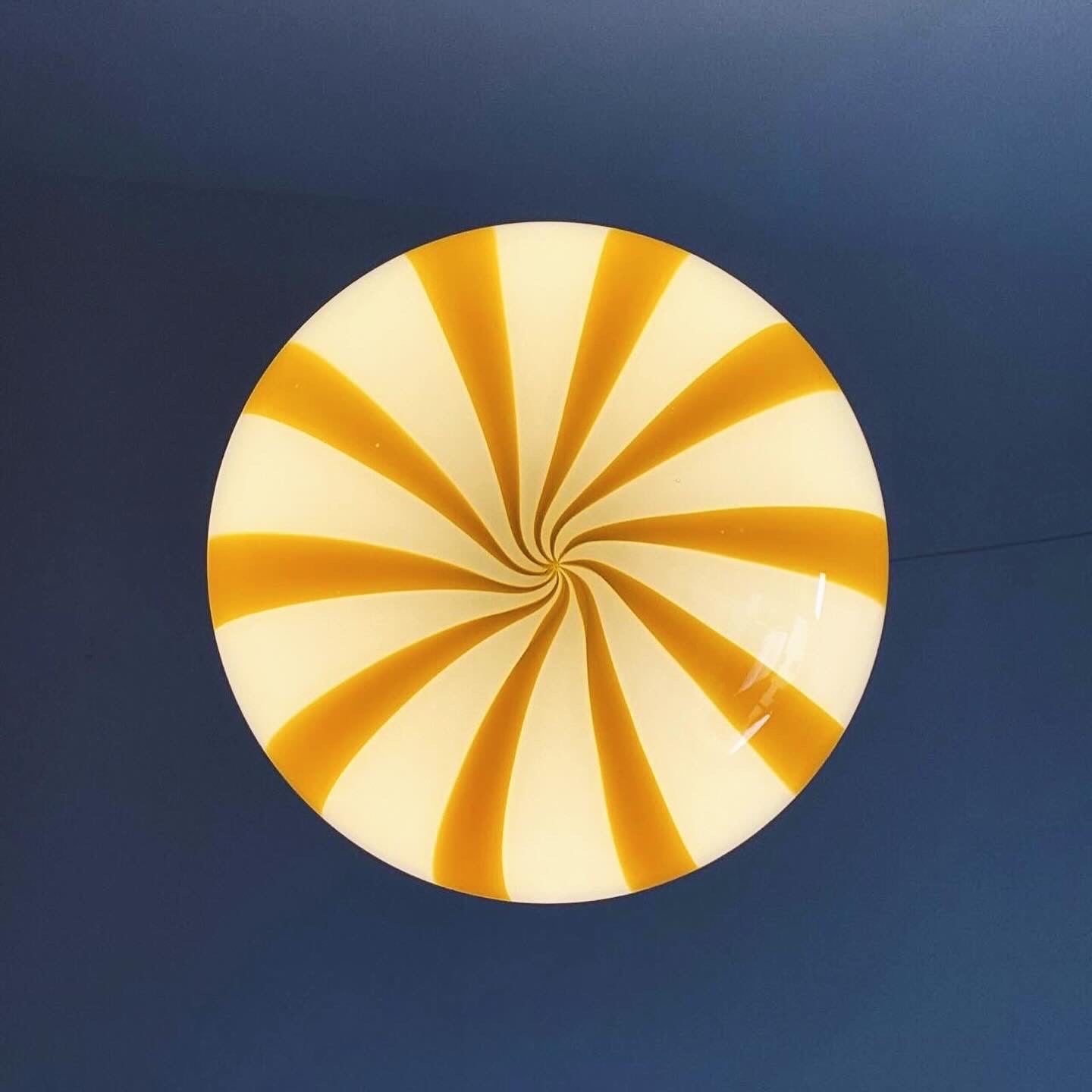 Murano loftslampe i amber gul med vertikale striber i 30 cm