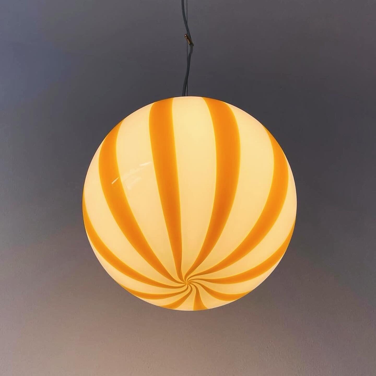 Murano loftslampe i amber gul med vertikale striber i 30 cm