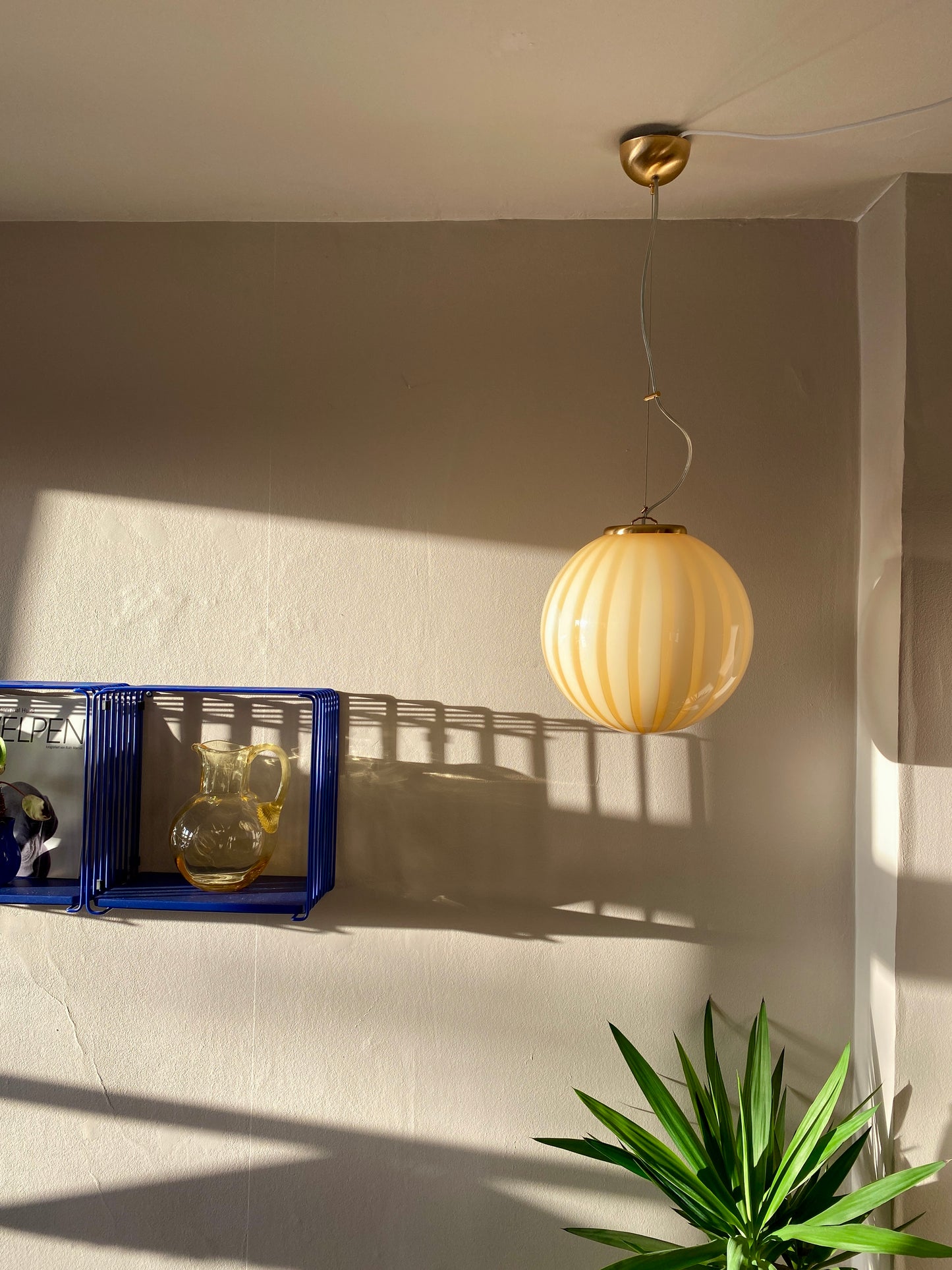 Murano loftslampe med gule vertikale striber i 30 cm