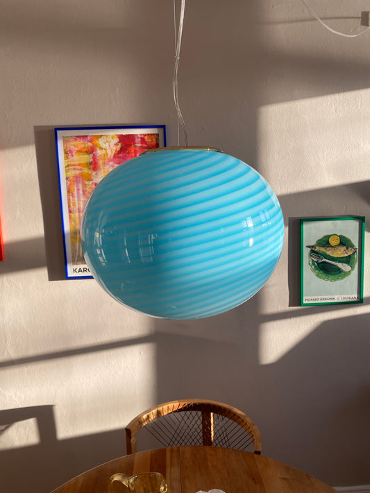 Murano loftslampe i babyblå farve med swirl rigadin i 40 cm