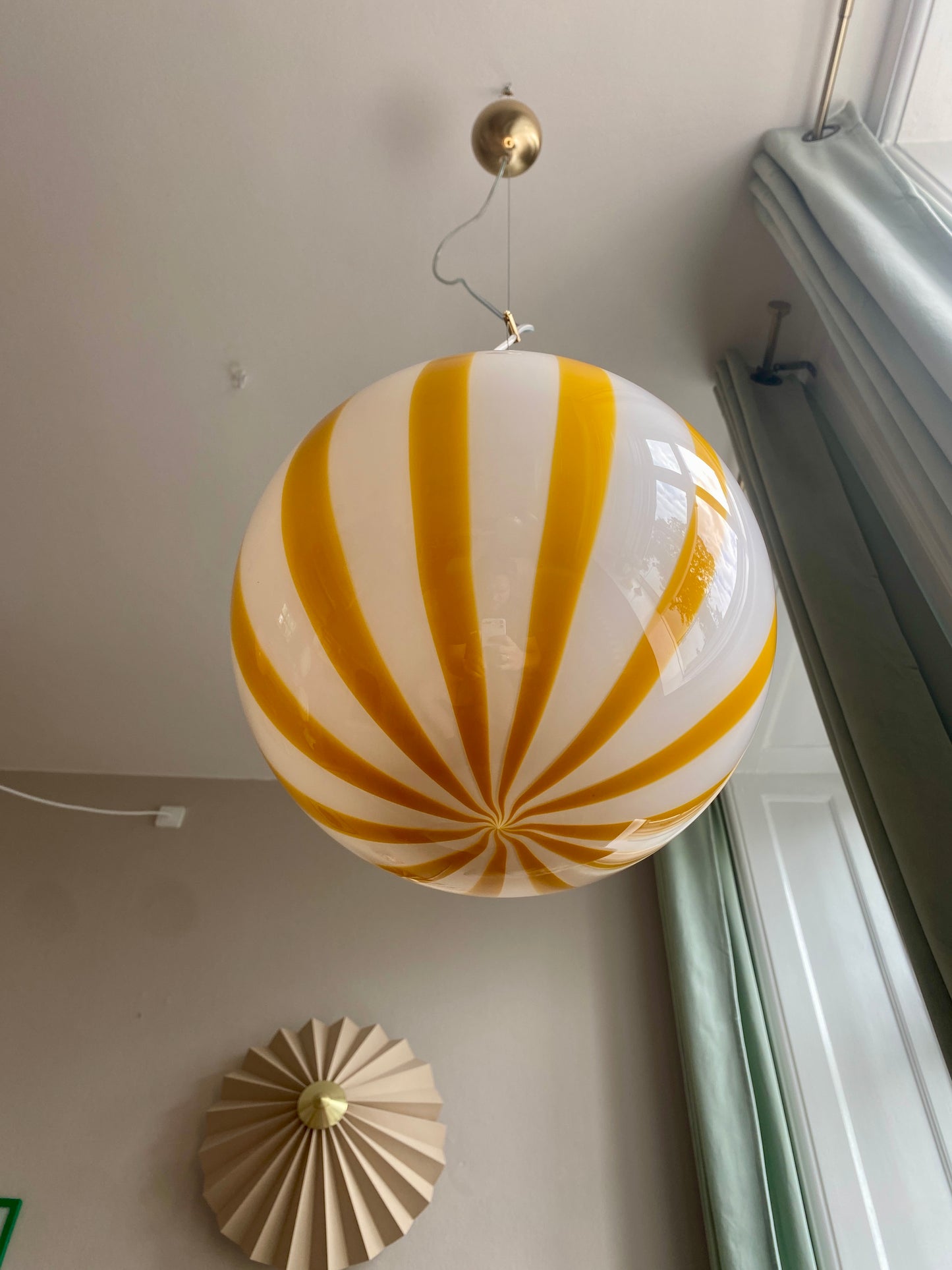 Murano loftslampe i amber gul med vertikale striber i 30 cm