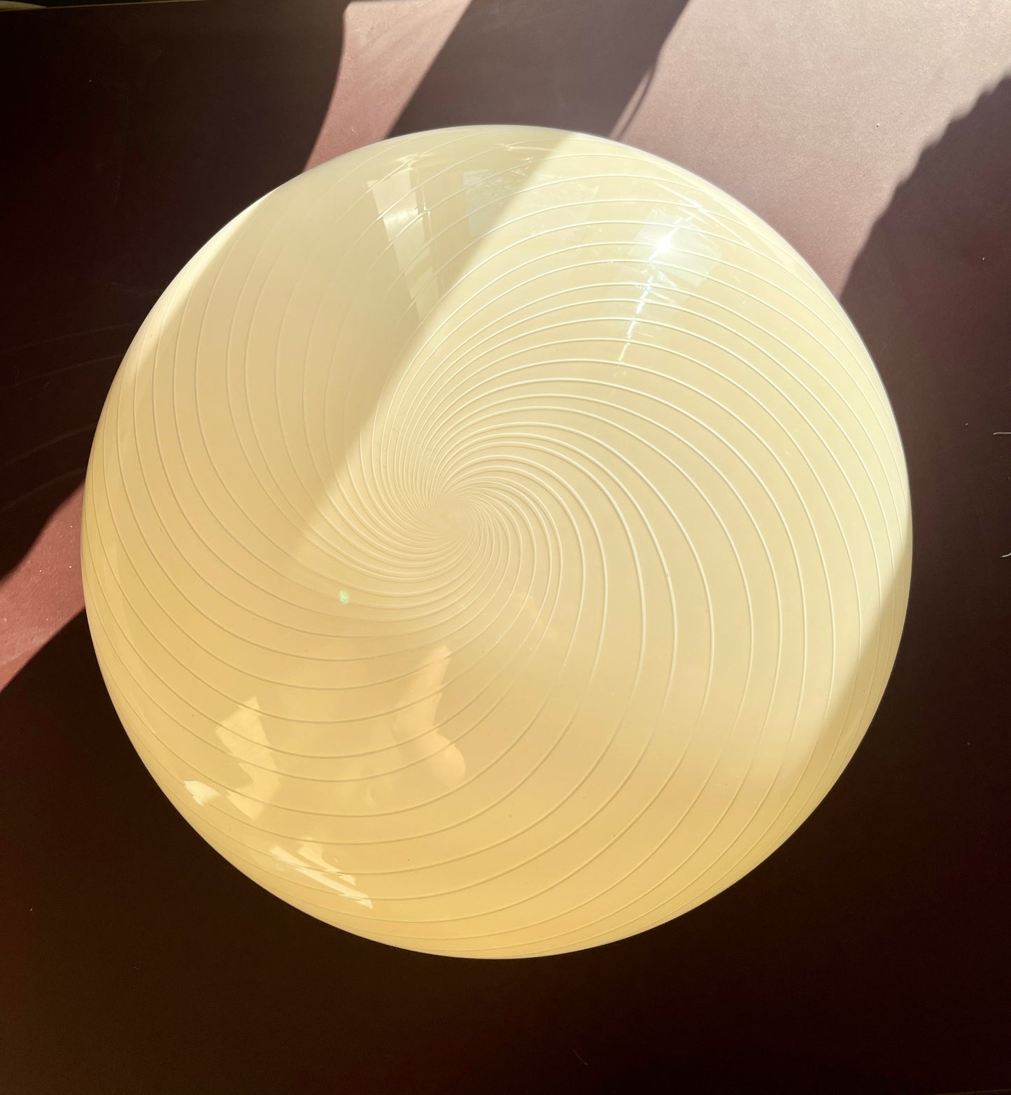 Kæmpe vintage cremegul plafond med hvidt swirl 50 cm