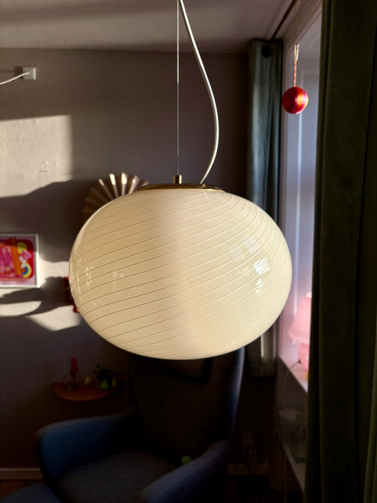 Vintage oval Murano loftslampe i cremegul  med hvidt swirl 37 cm