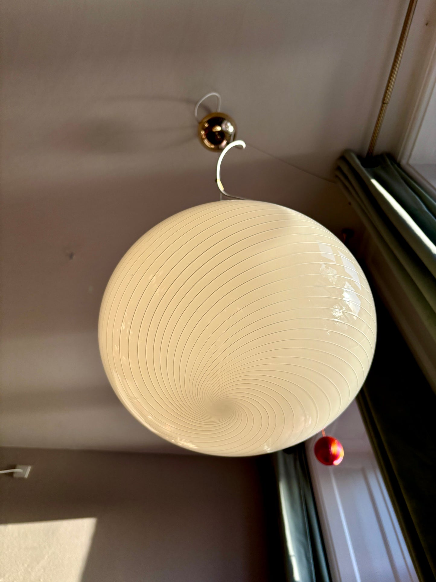 Vintage oval Murano loftslampe i cremegul med hvidt swirl 37 cm