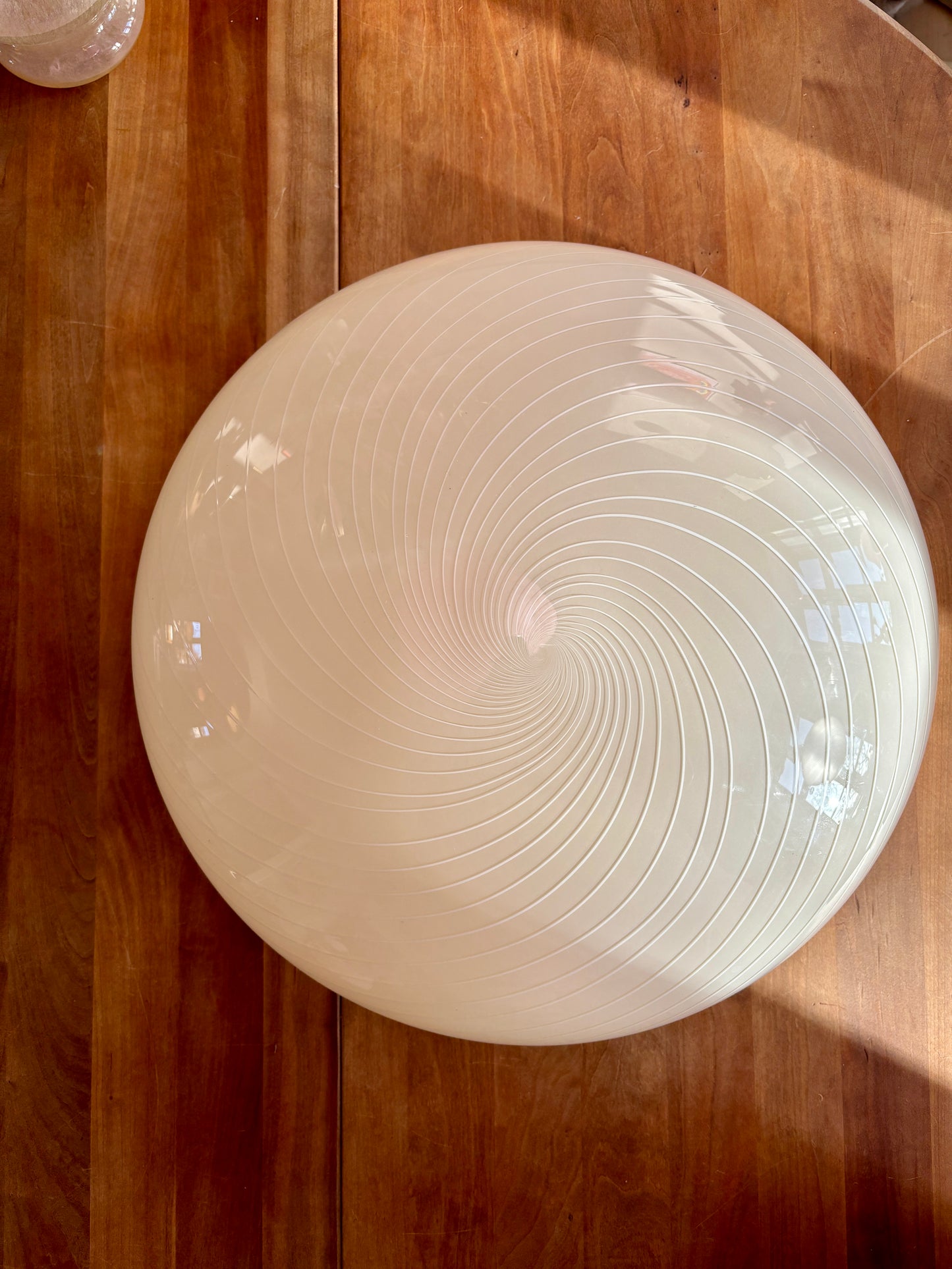 Kæmpe vintage cremegul plafond med hvidt swirl 50 cm