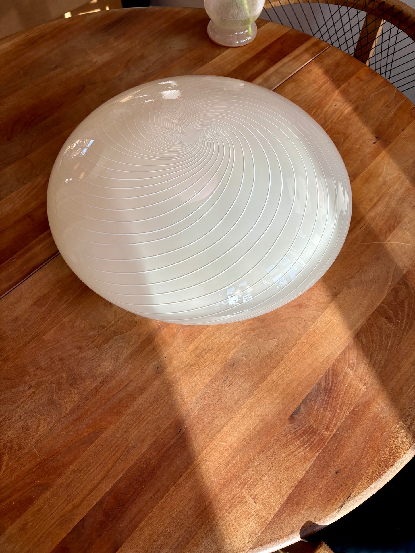 Kæmpe vintage cremegul plafond med hvidt swirl 50 cm