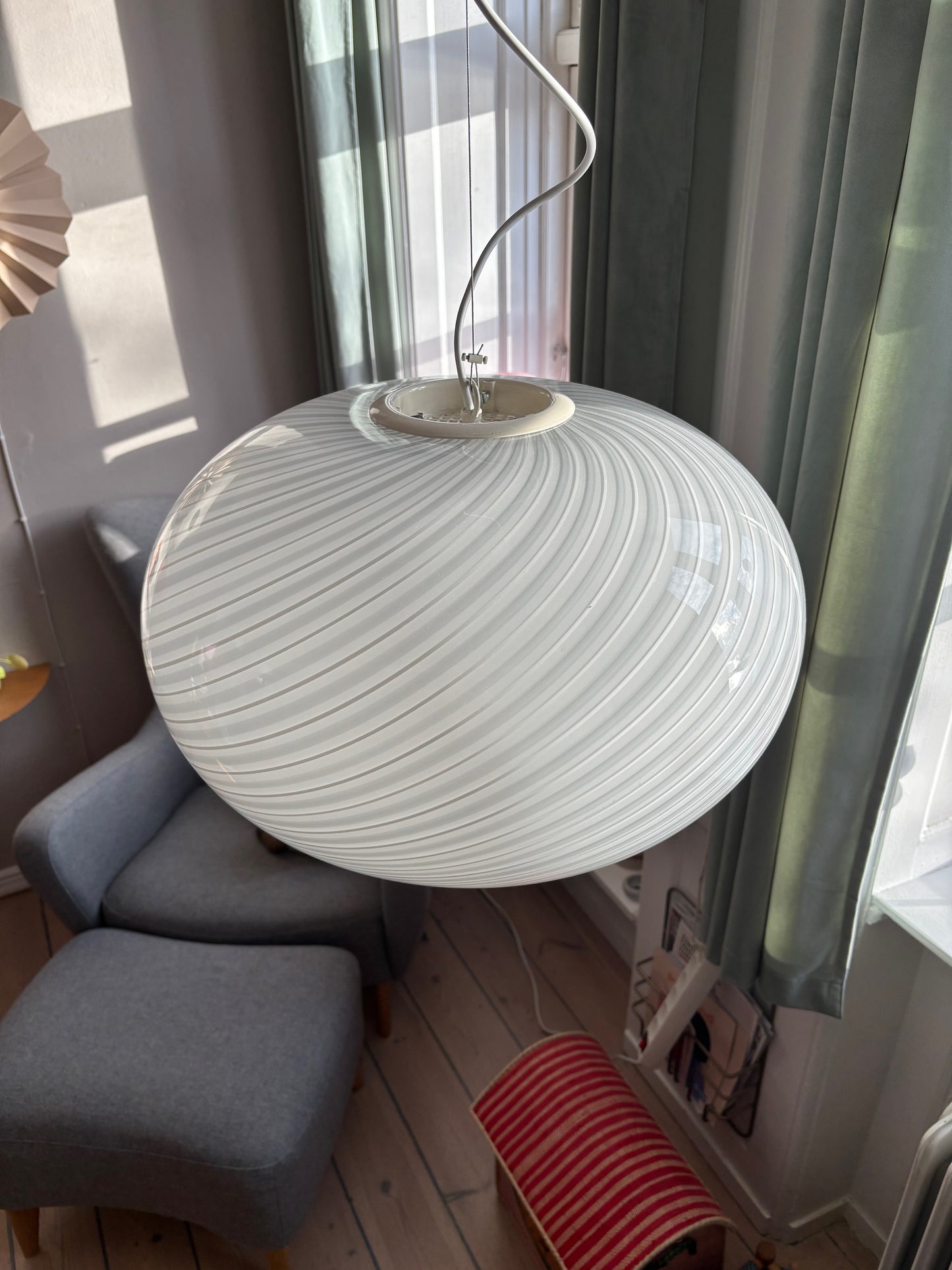 Vintage oval Murano loftslampe med hvidt og mørkt swirl i 50 cm