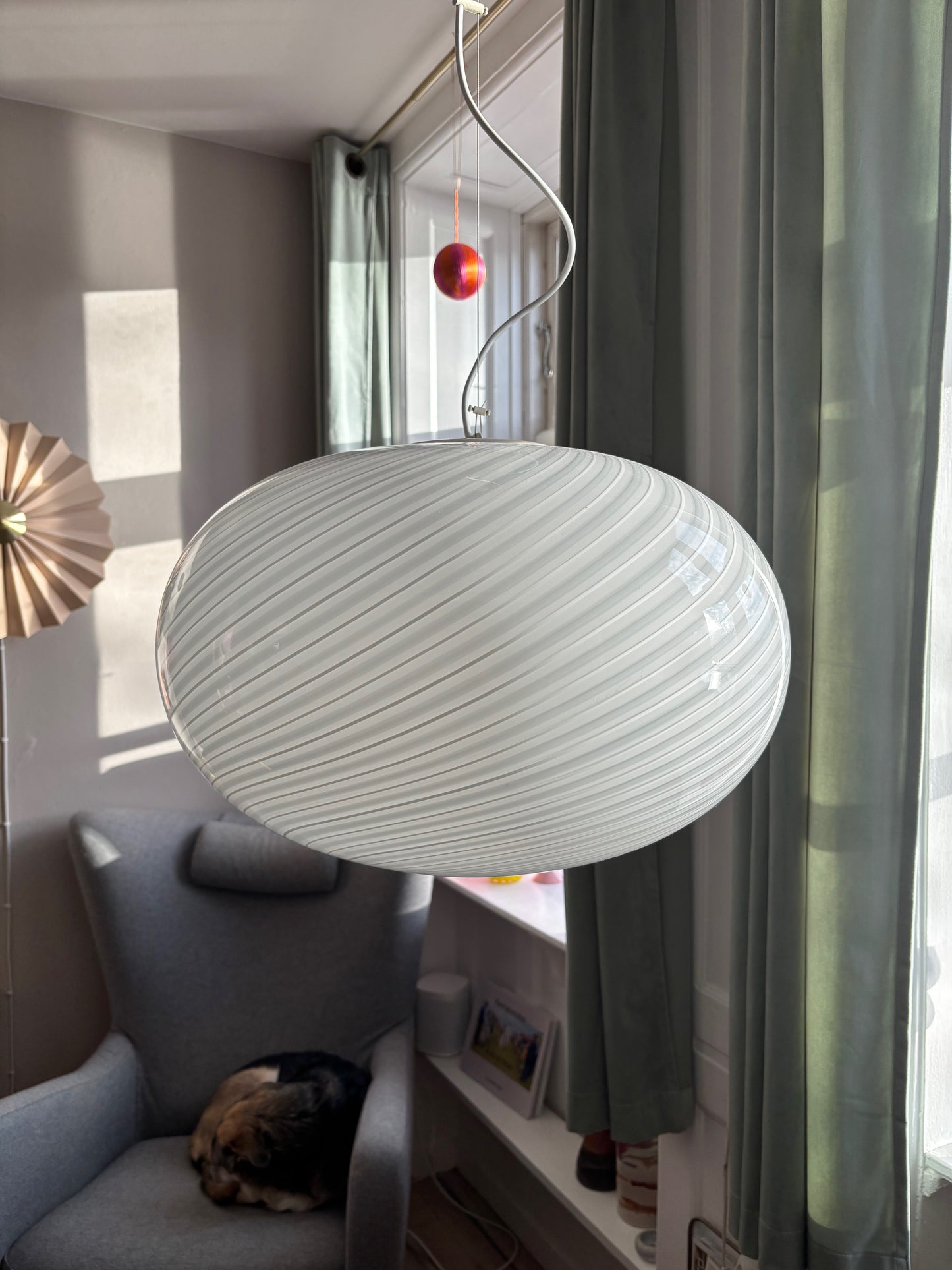 Vintage oval Murano loftslampe med hvidt og mørkt swirl i 50 cm