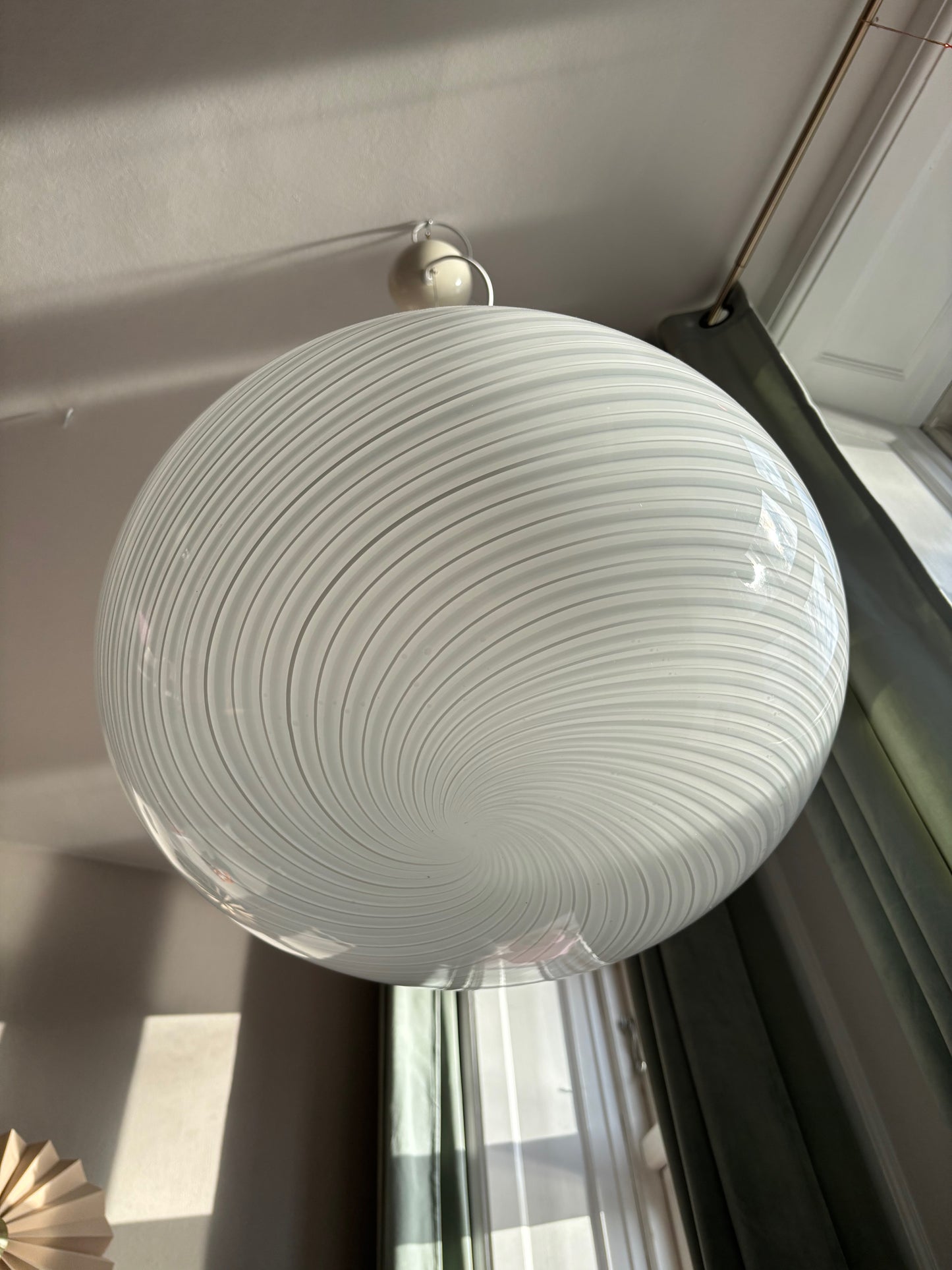 Vintage oval Murano loftslampe med hvidt og mørkt swirl i 50 cm
