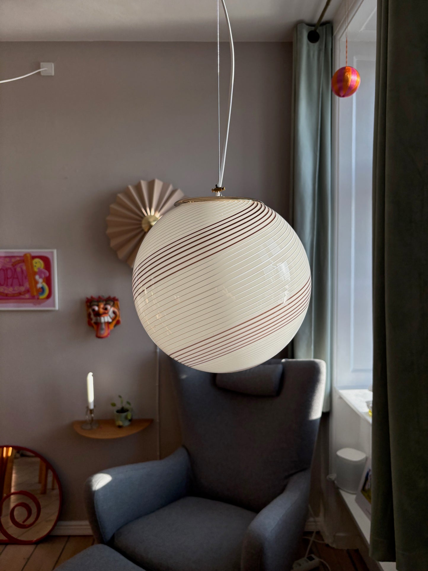 Vintage Murano pendel i hvidt og rødt swirl 25 cm