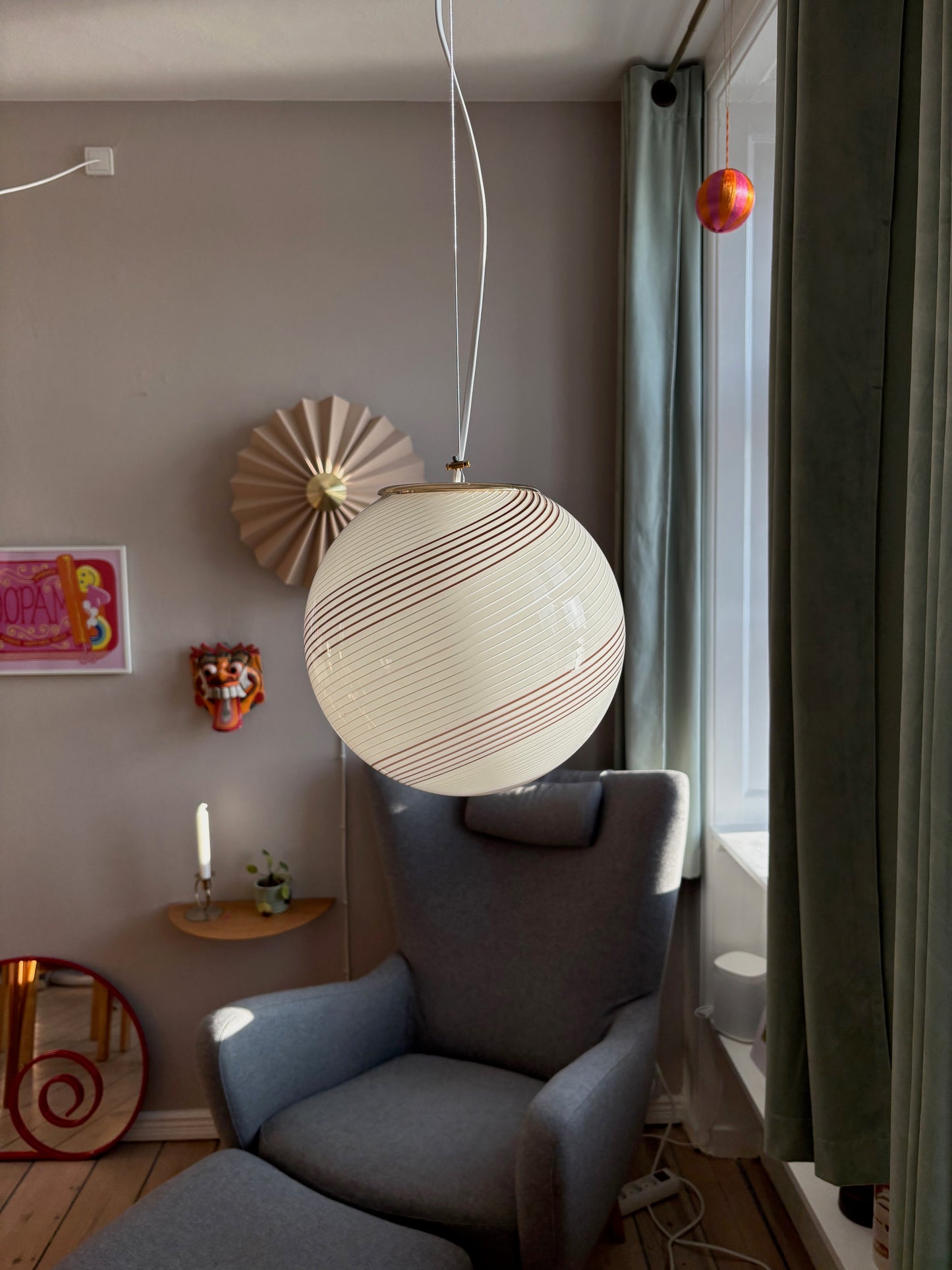 Vintage Murano pendel i hvidt og rødt swirl 25 cm