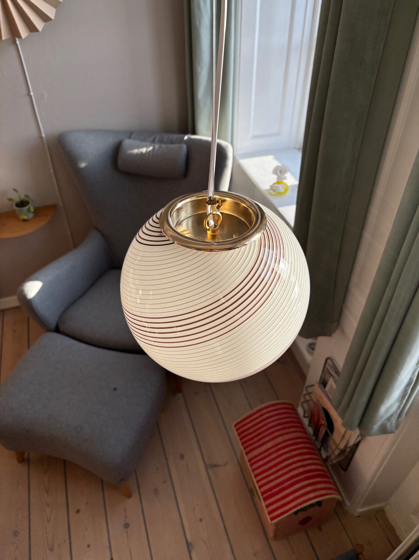 Vintage Murano pendel i hvidt og rødt swirl 25 cm