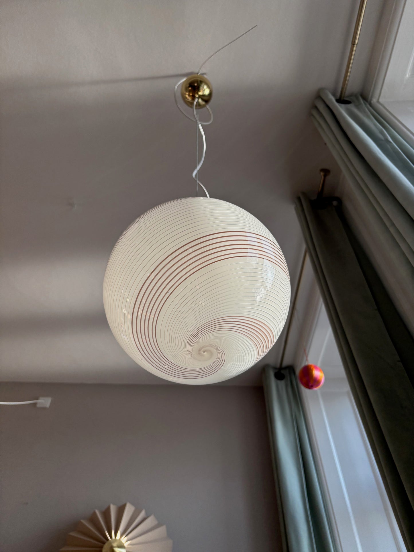 Vintage Murano pendel i hvidt og rødt swirl 25 cm