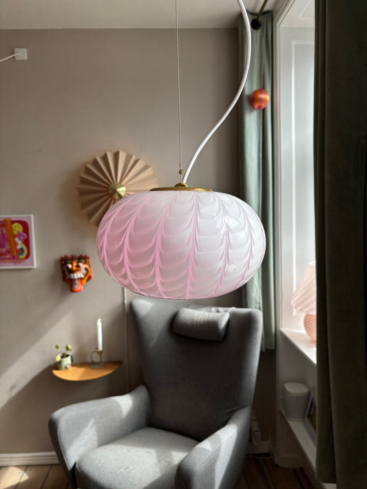 Lyserød Murano pendel med peacock mønster 25 cm