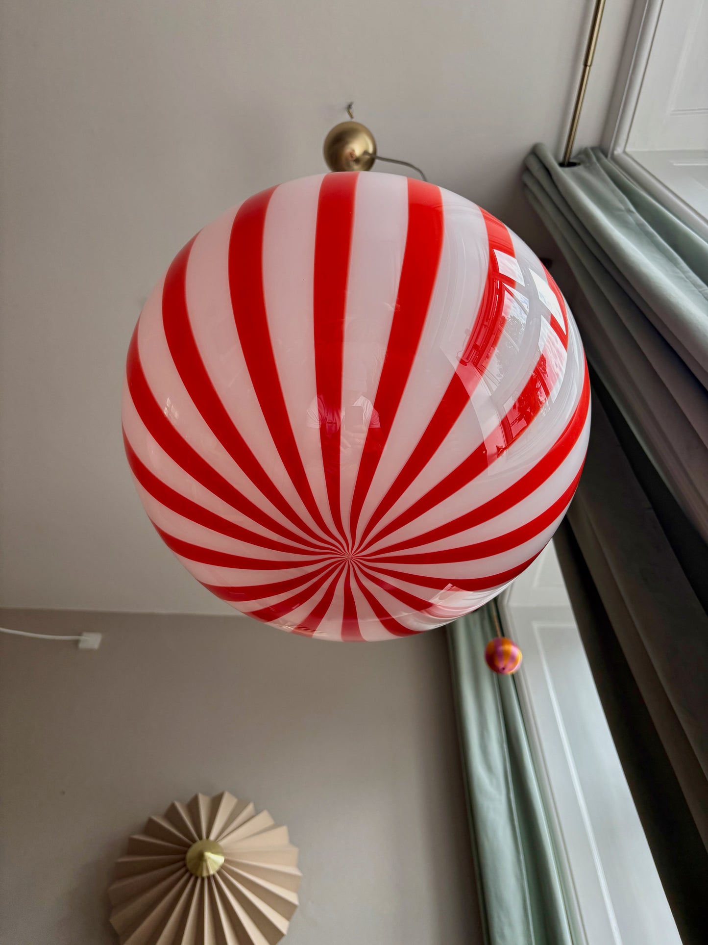 Murano loftslampe med røde vertikale striber i 40 cm