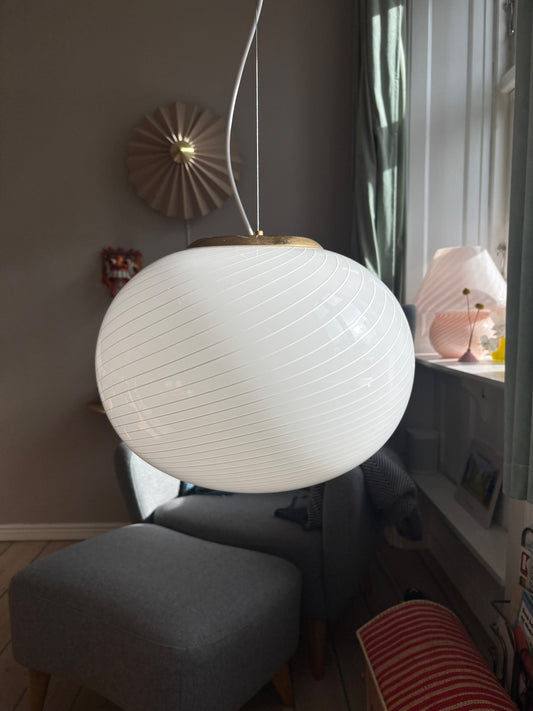 Vintage oval Murano loftslampe i cremehvid med hvidt swirl 40 cm