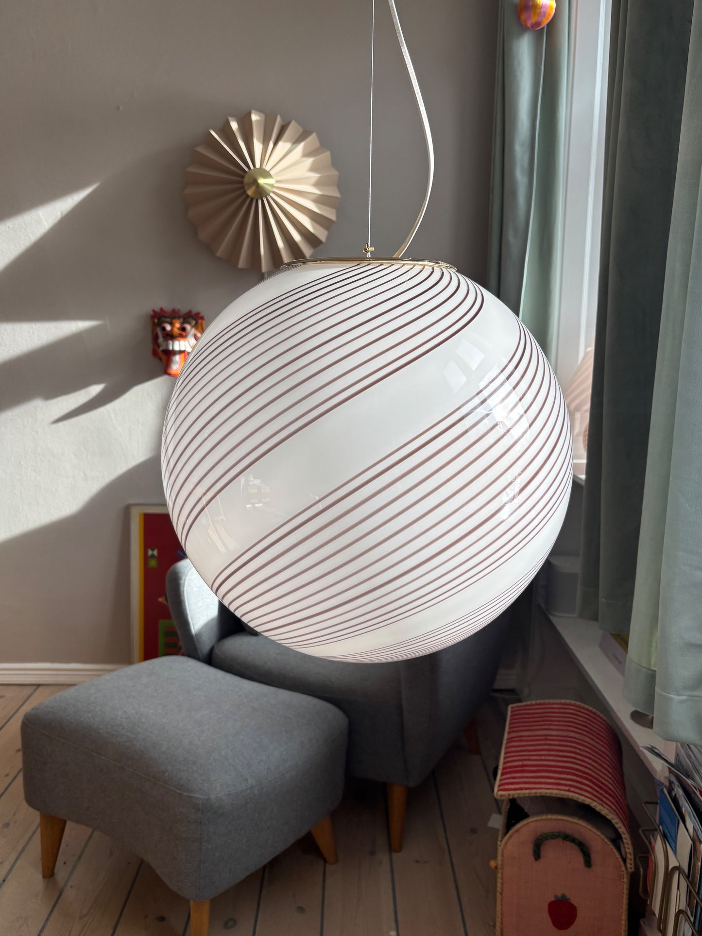 Vintage Murano pendel hvid med rødbrunt swirl 45 cm