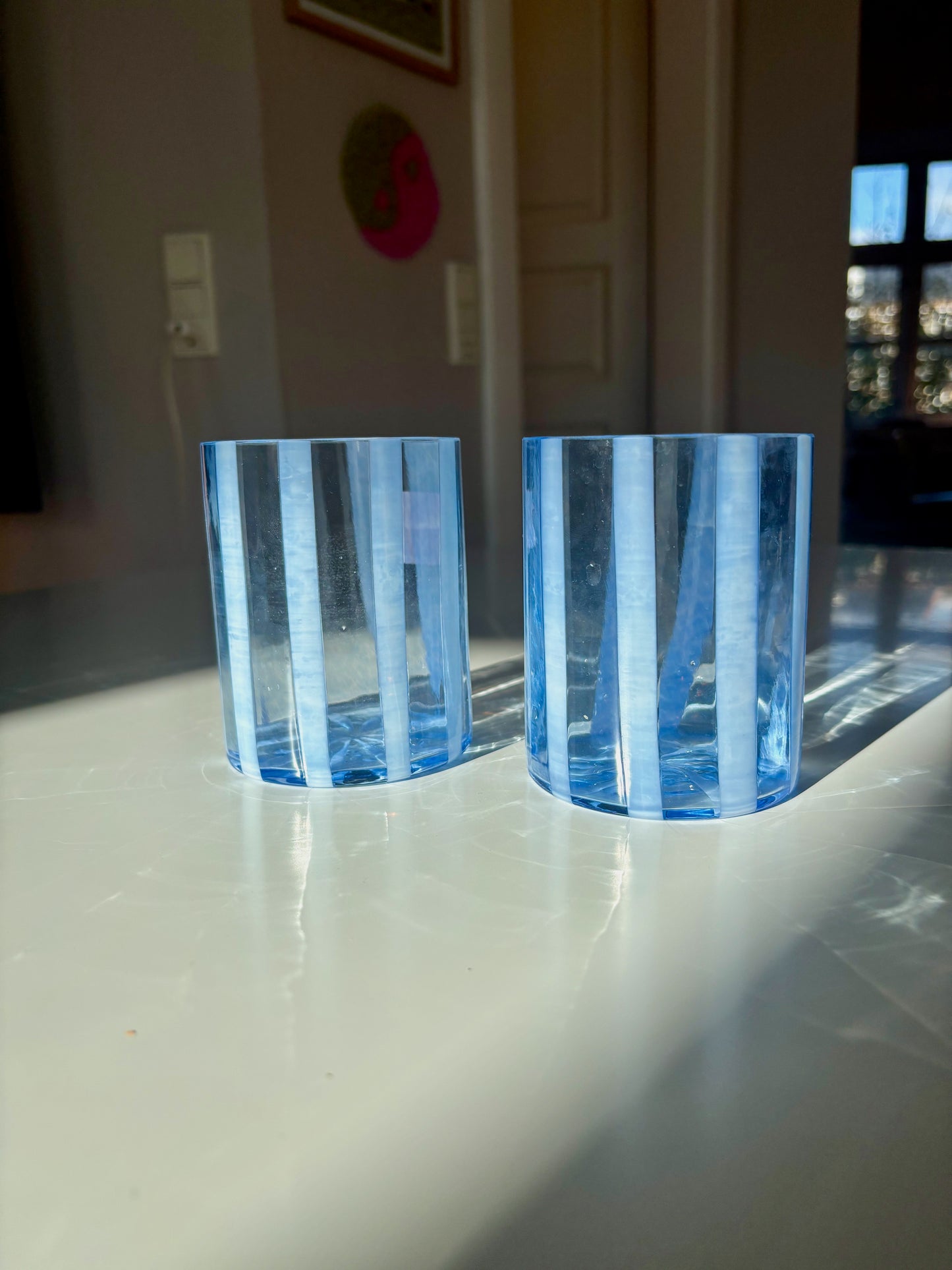 Italiensk mundblæst glas i lyseblå med hvide striber