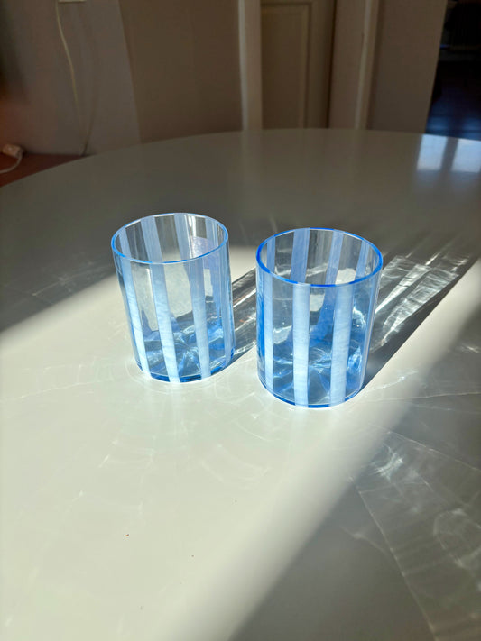 Italiensk mundblæst glas i lyseblå med hvide striber