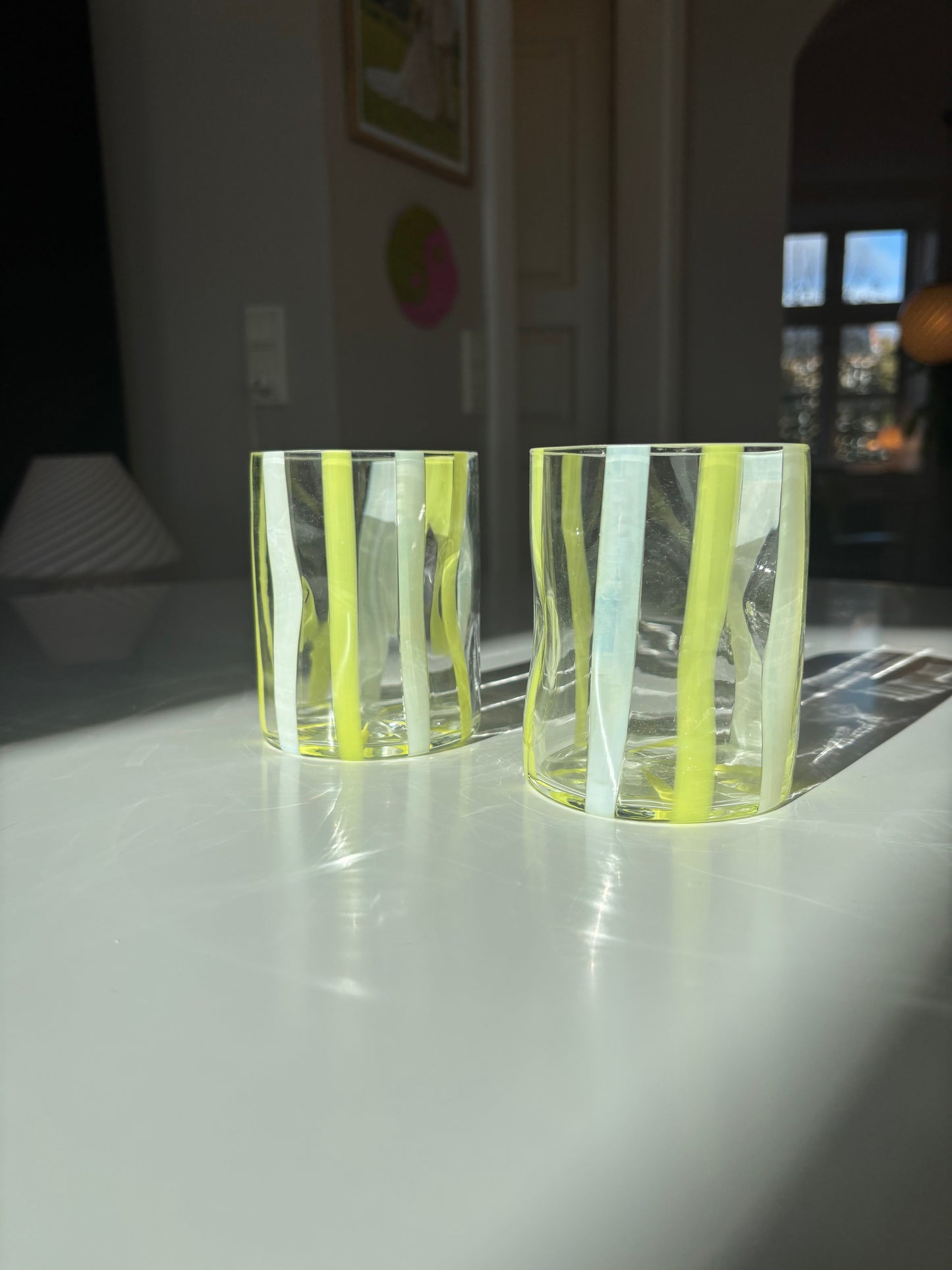 Italiensk mundblæst glas med gule og hvide striber
