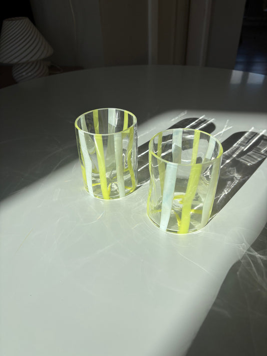 Italiensk mundblæst glas med gule og hvide striber
