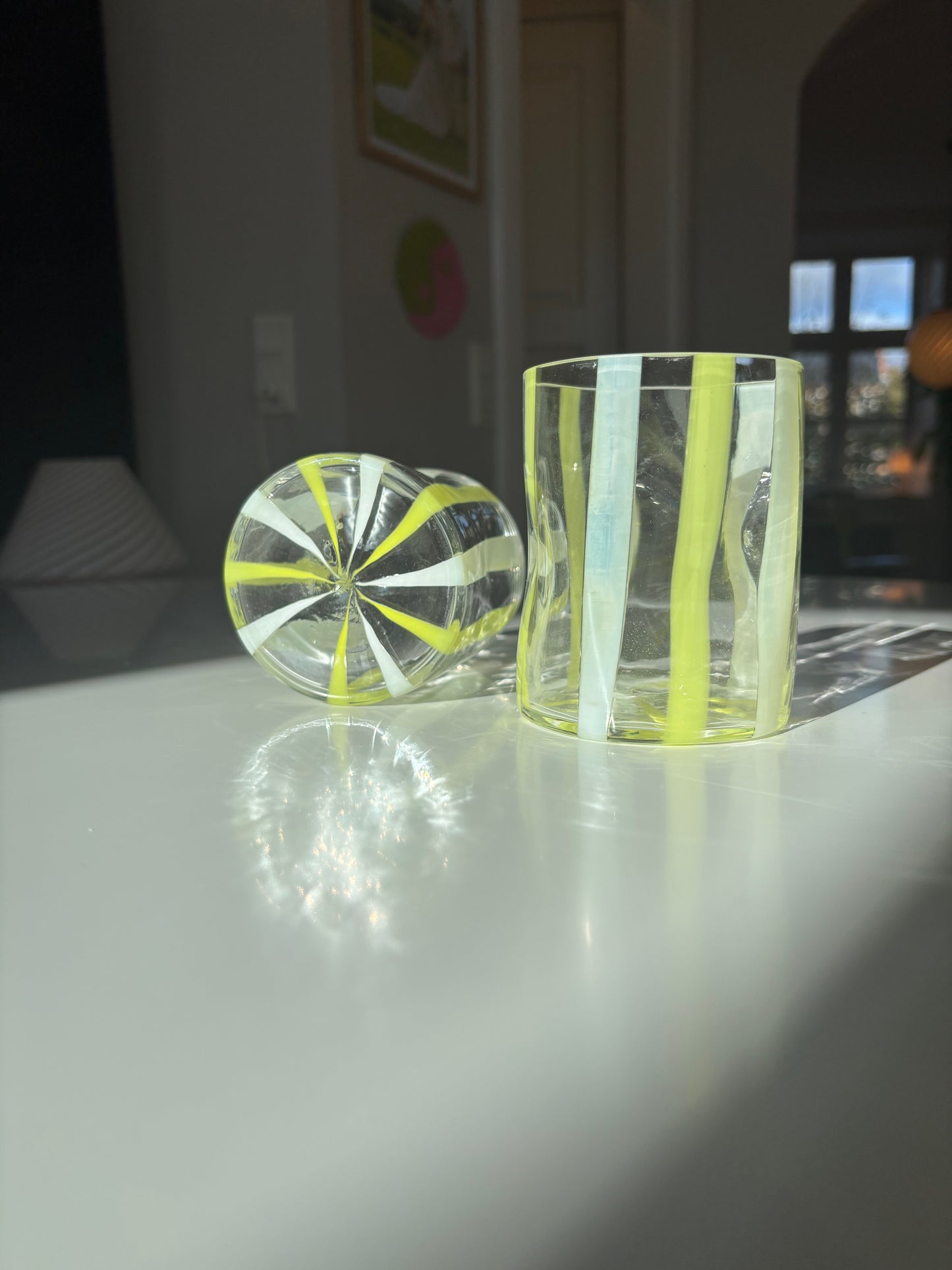 Italiensk mundblæst glas med gule og hvide striber