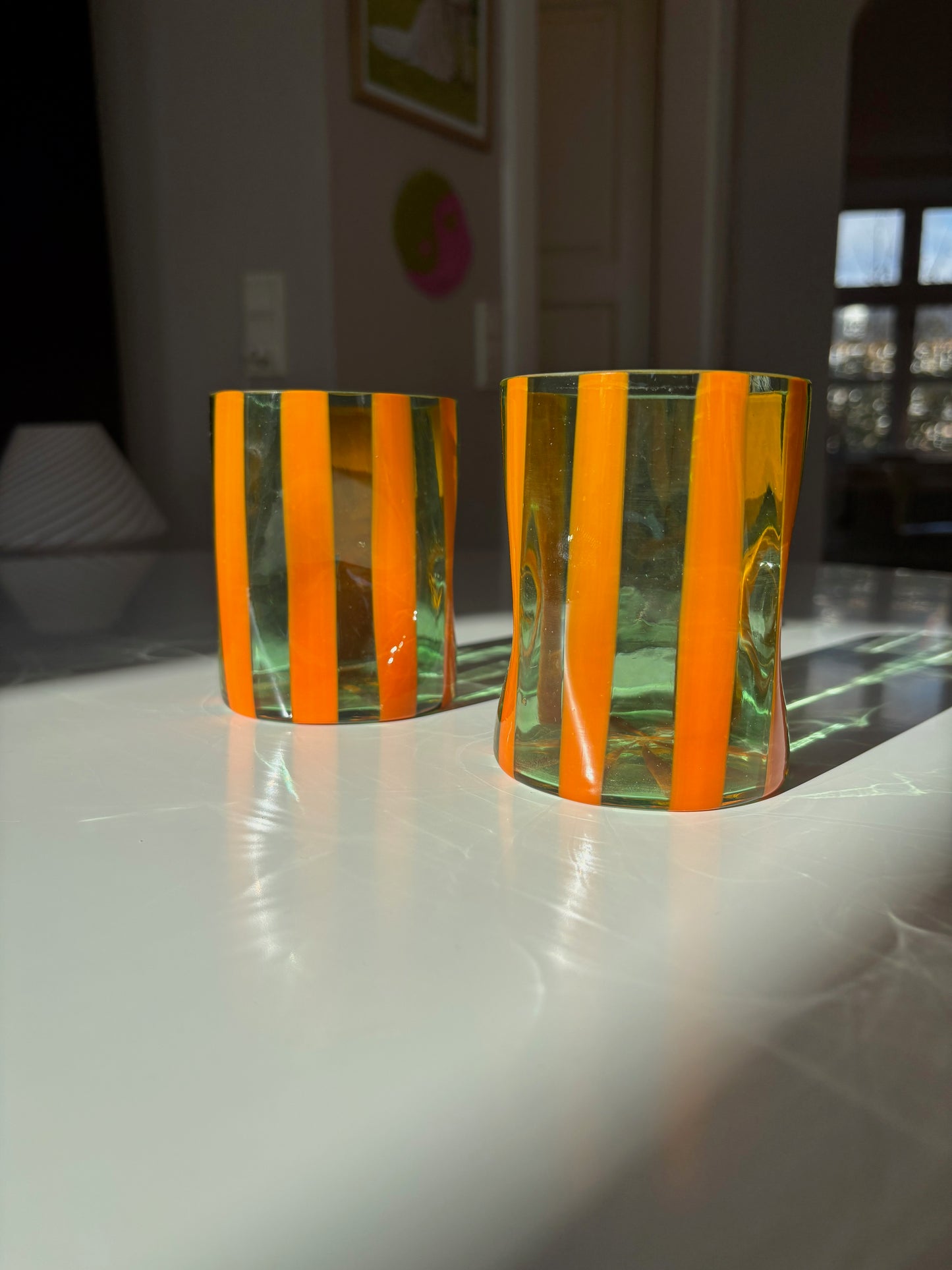 Italiensk mundblæst glas i sart grøn med orange striber