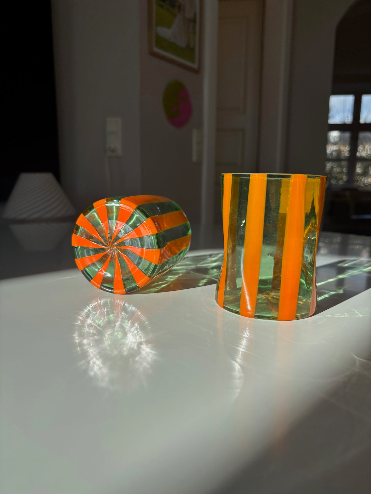 Italiensk mundblæst glas i sart grøn med orange striber