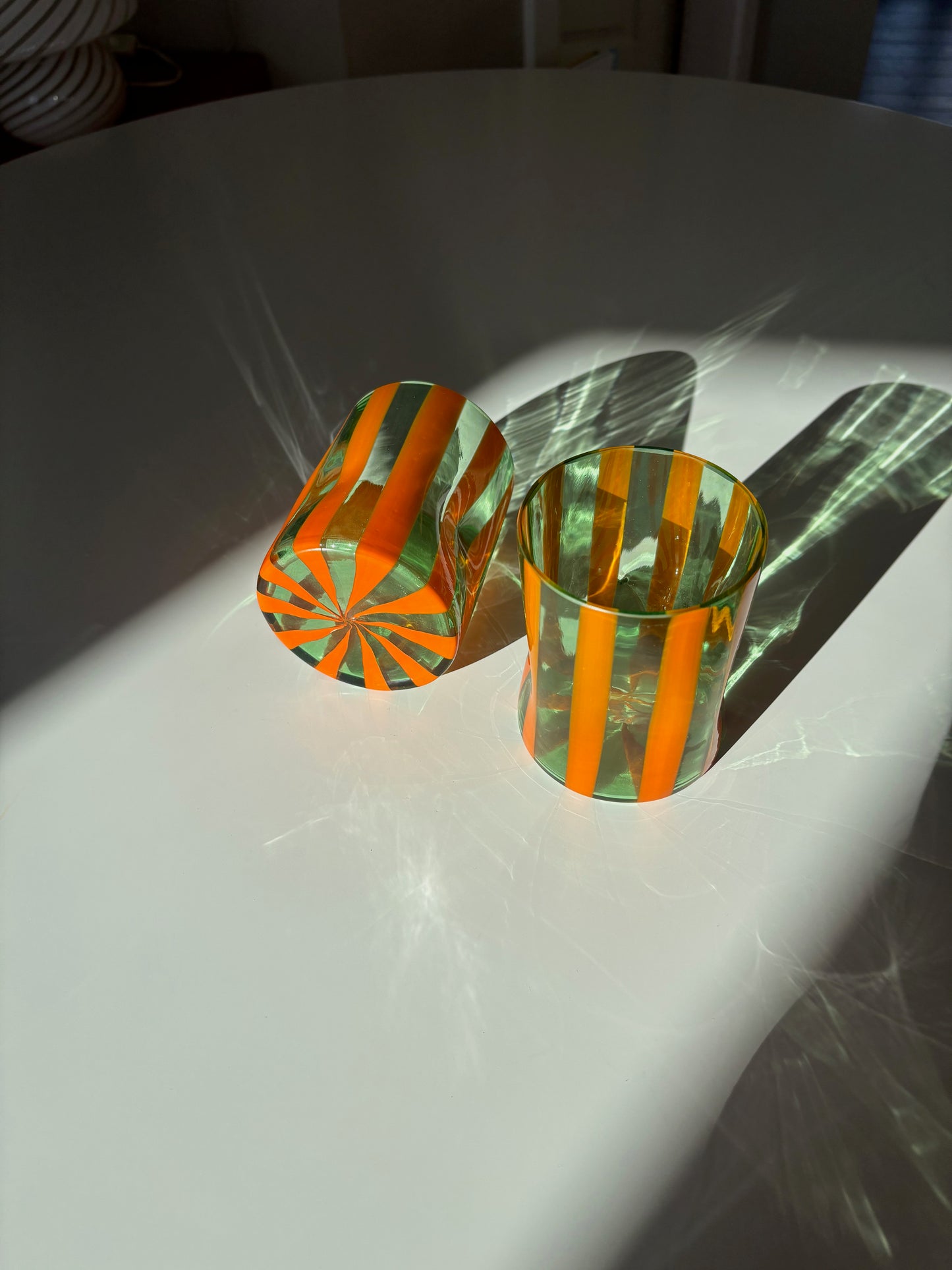 Italiensk mundblæst glas i sart grøn med orange striber