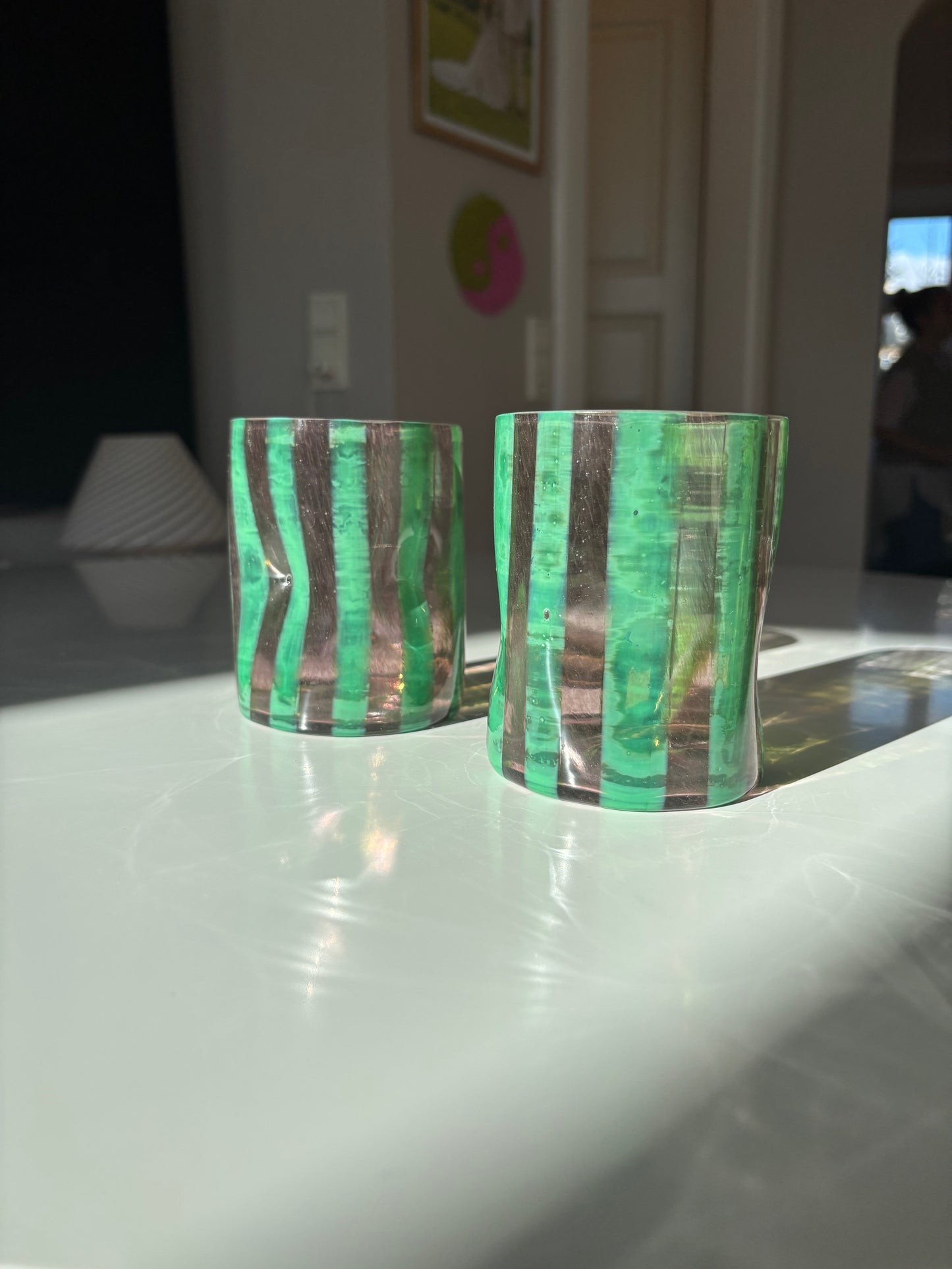 Italiensk mundblæst glas i amethyst med grønne striber