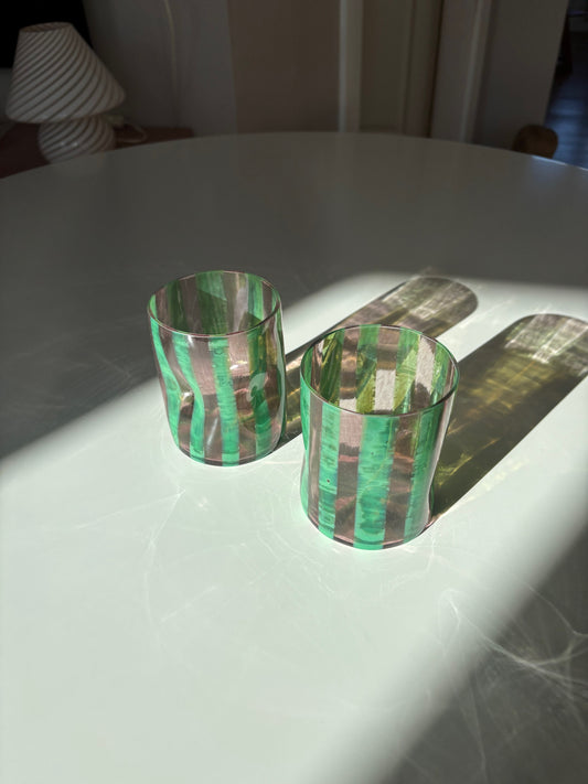 Italiensk mundblæst glas i amethyst med grønne striber