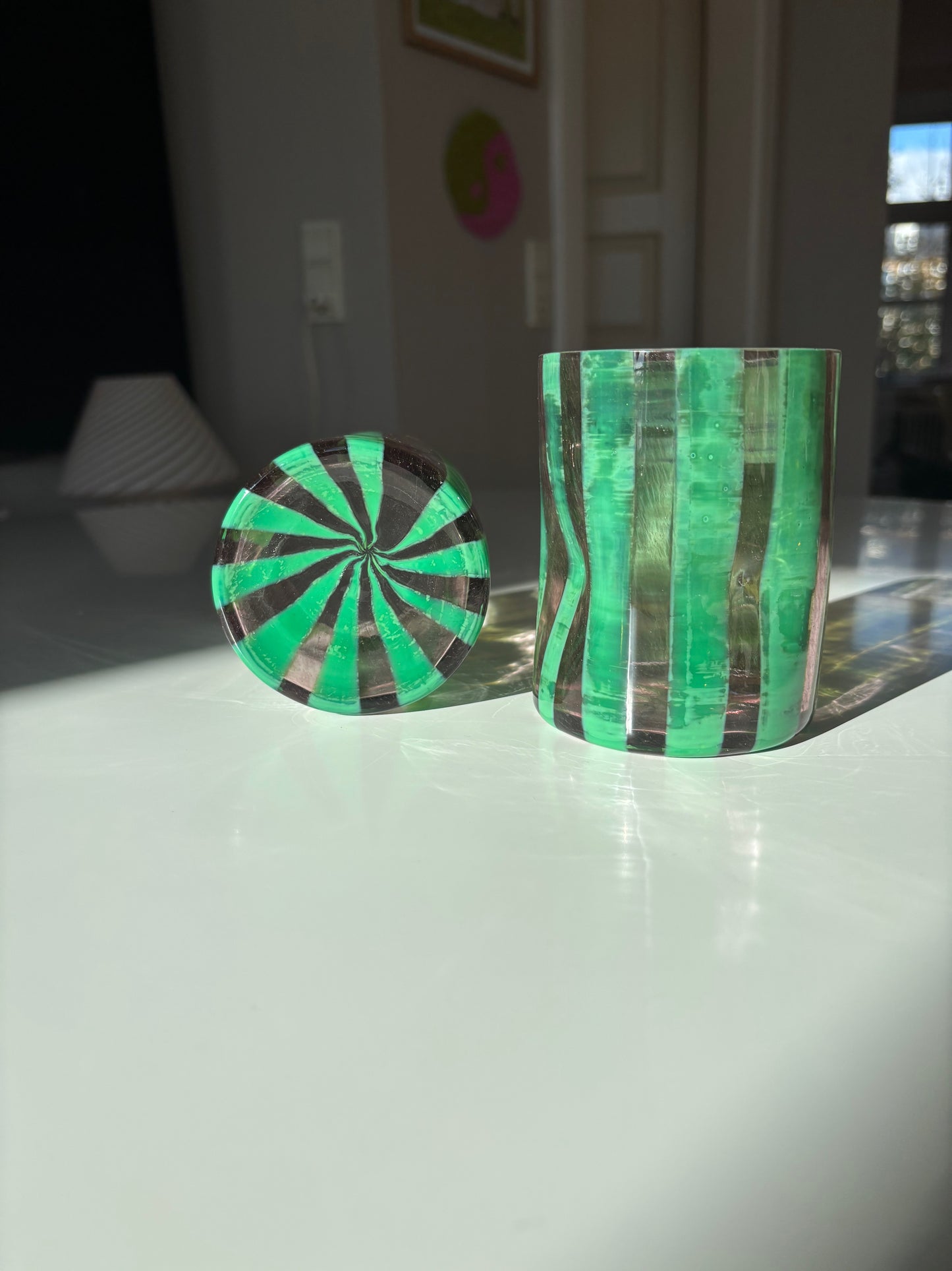 Italiensk mundblæst glas i amethyst med grønne striber