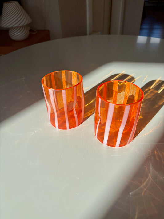 Italiensk mundblæst glas i orange med hvide striber