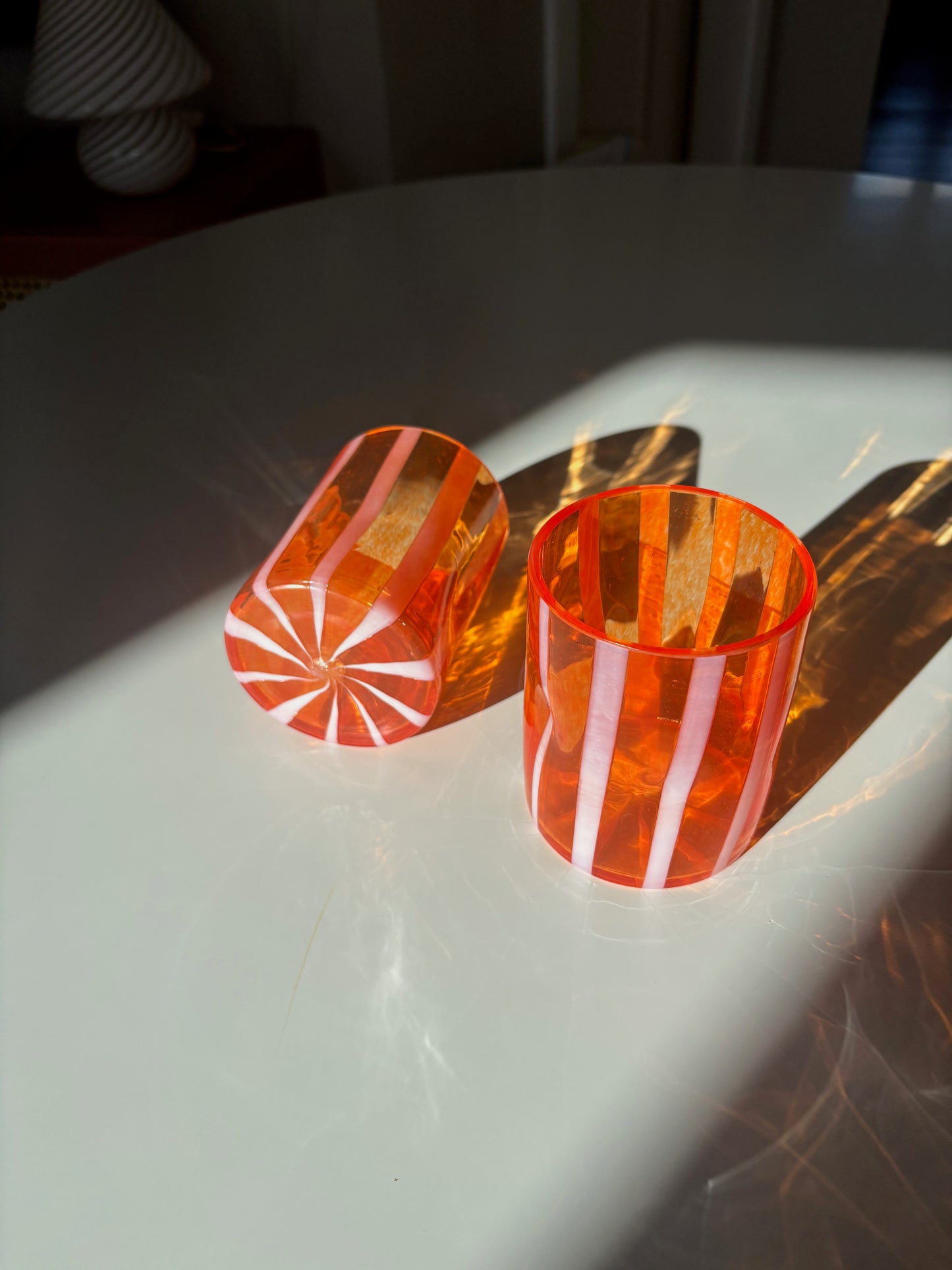 Italiensk mundblæst glas i orange med hvide striber