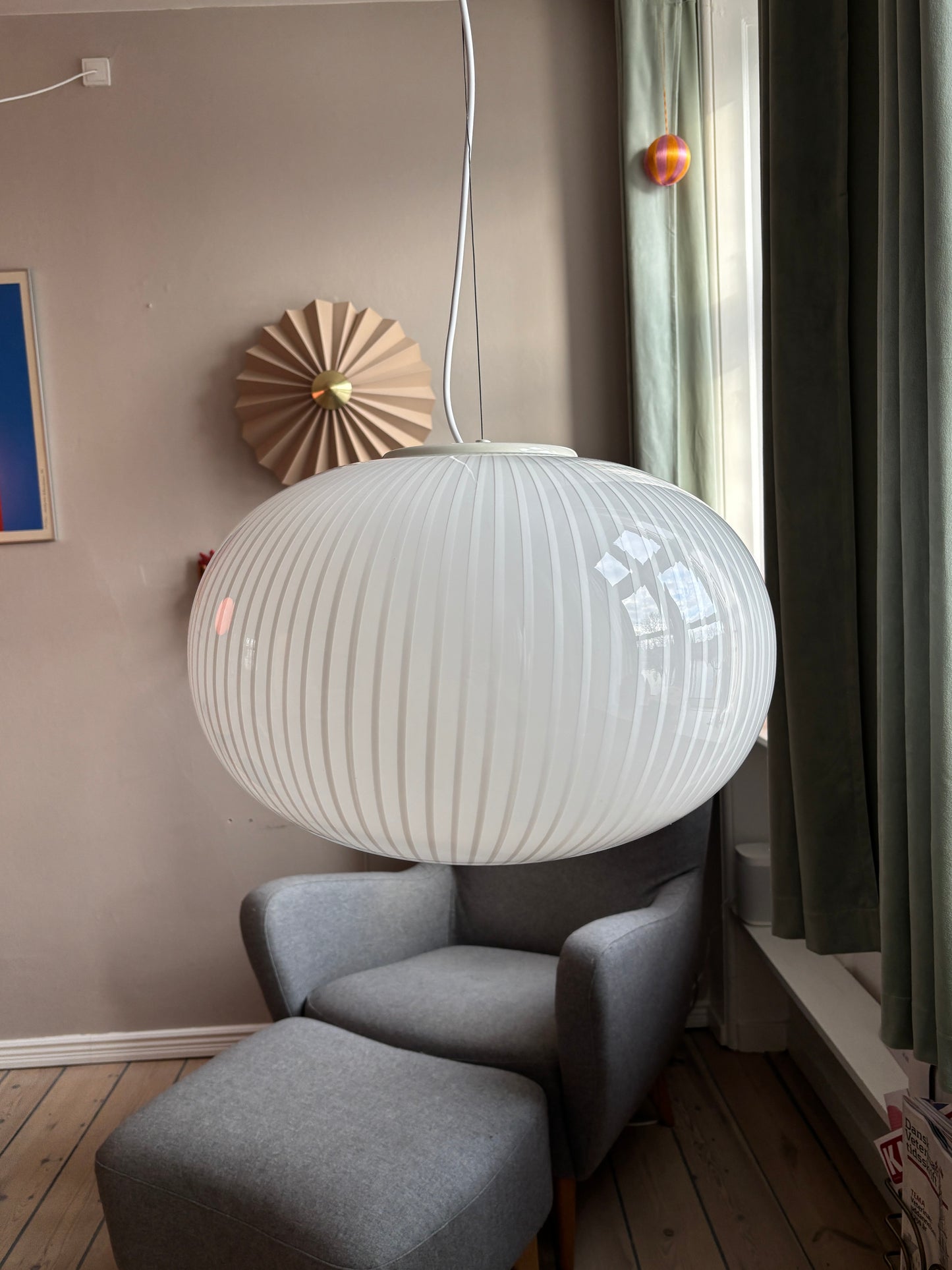 Kæmpe vintage Murano pendel med hvide vertikale striber 50 cm