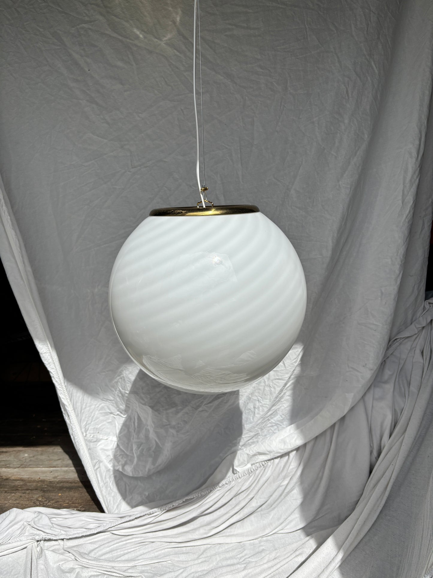 Vintage Murano pendel rundt med hvidt swirl 35 cm