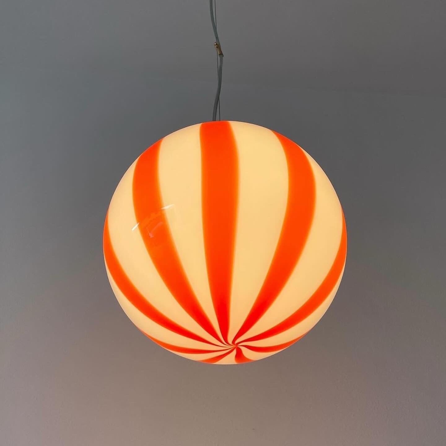 Murano loftslampe med røde vertikale striber i 30 cm