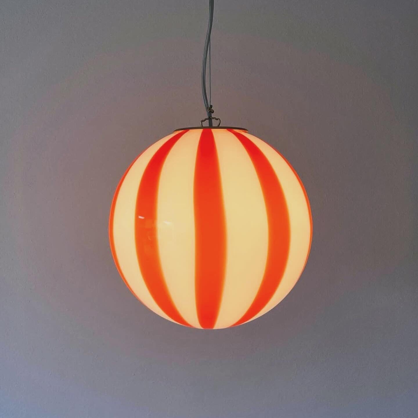 Murano loftslampe med røde vertikale striber i 30 cm