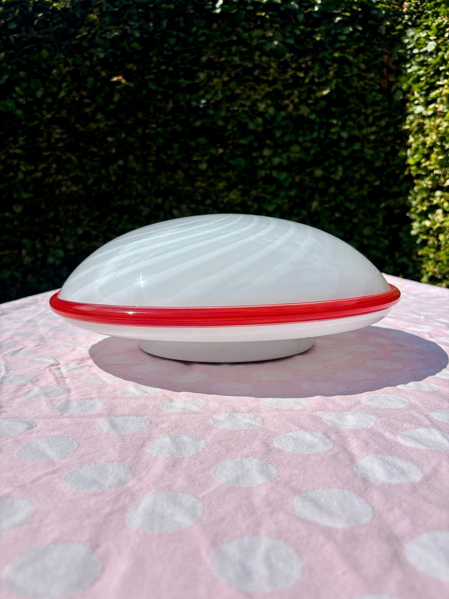 Vintage Murano plafond med hvidt swirl og rød kant 40 cm