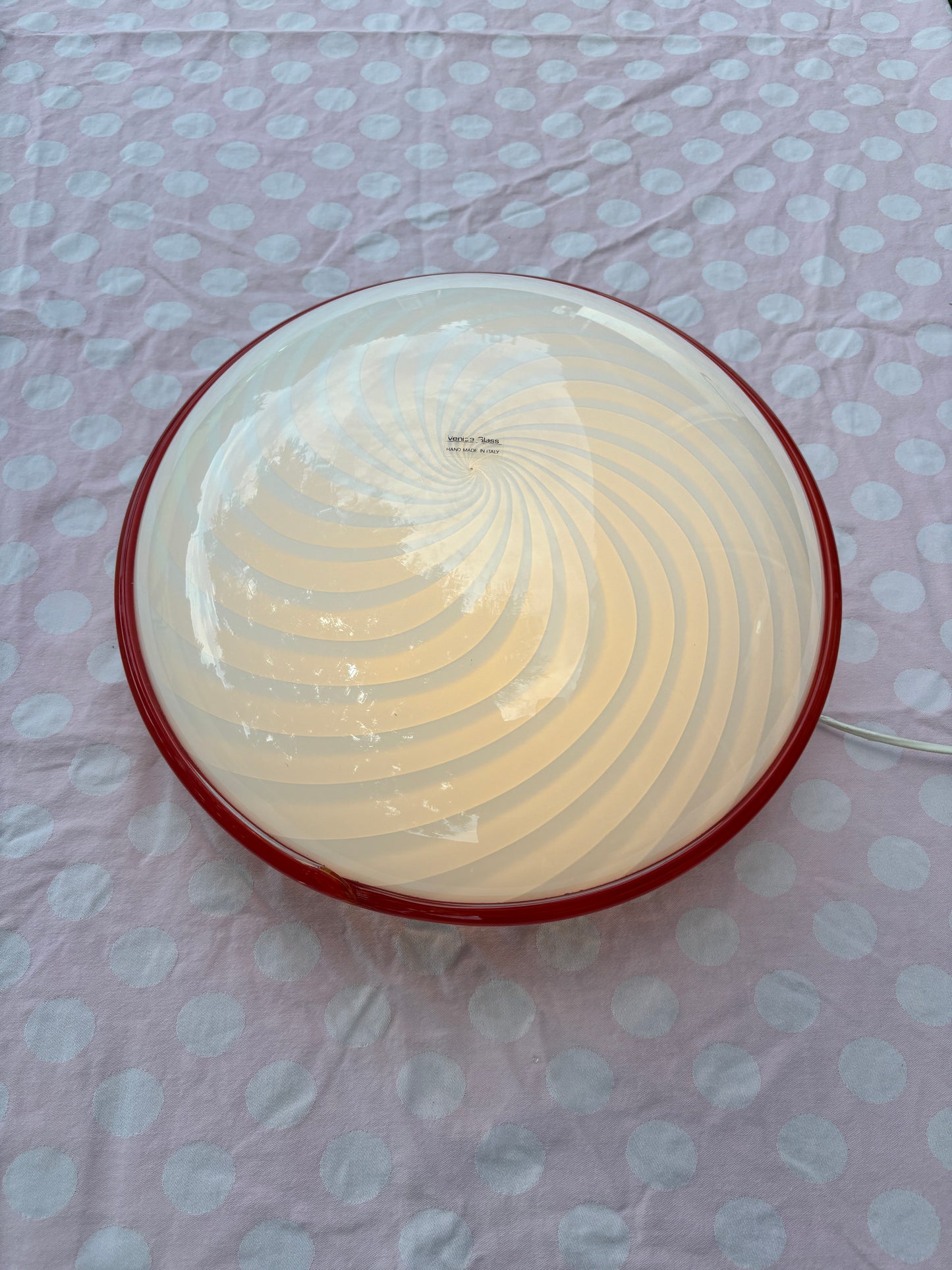 Vintage Murano plafond med hvidt swirl og rød kant 40 cm