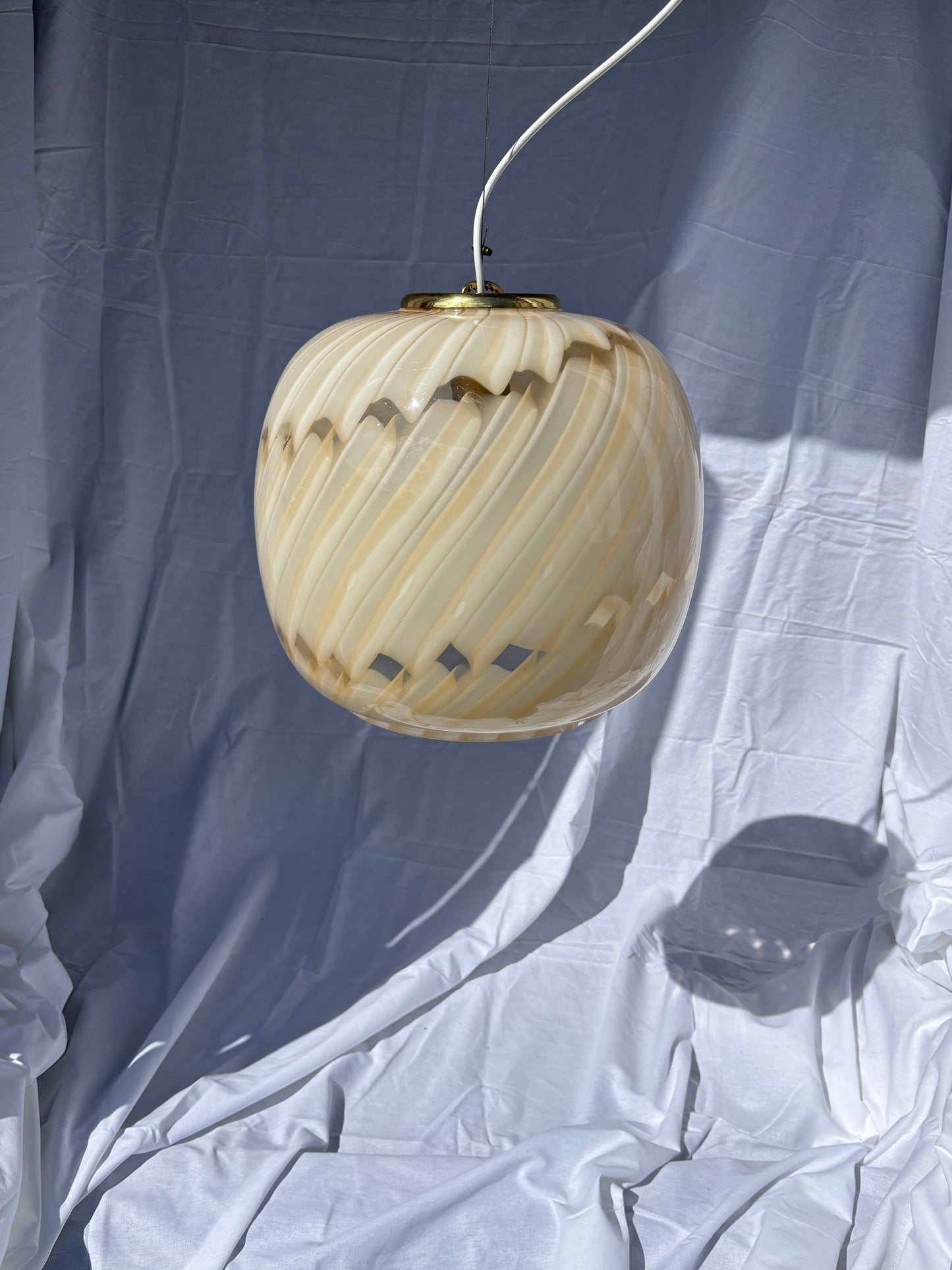 Unik vintage Murano pendel i gult og hvidt mønster 35 cm