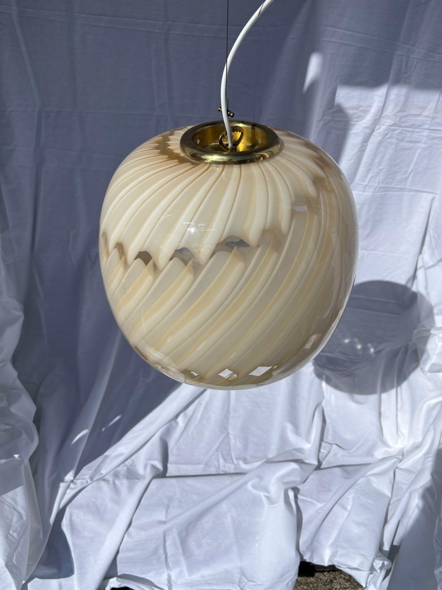 Unik vintage Murano pendel i gult og hvidt mønster 35 cm