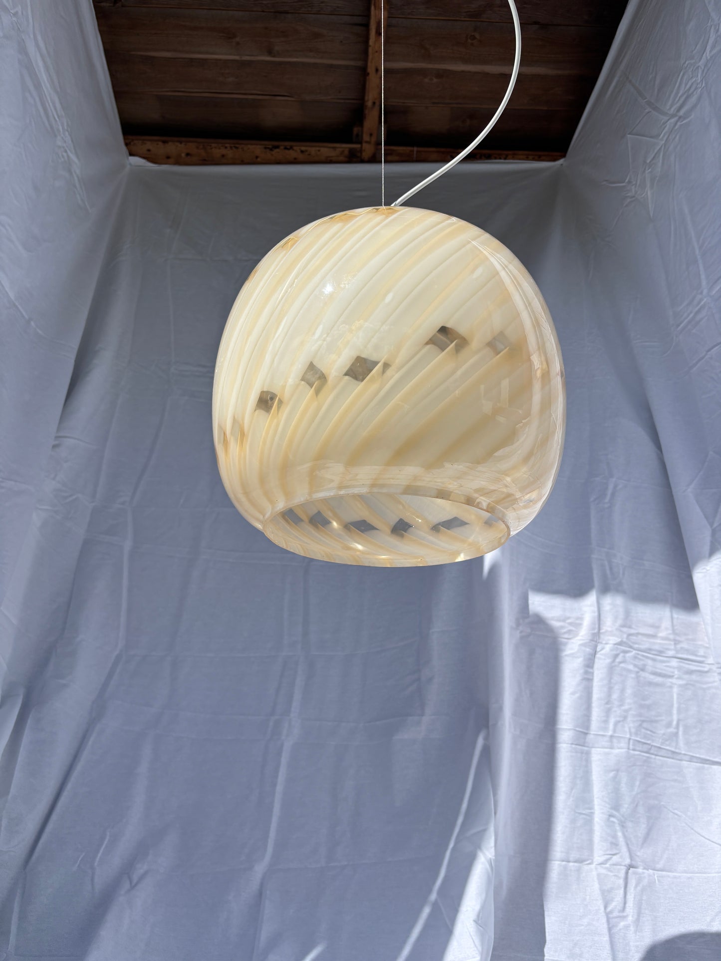 Unik vintage Murano pendel i gult og hvidt mønster 35 cm