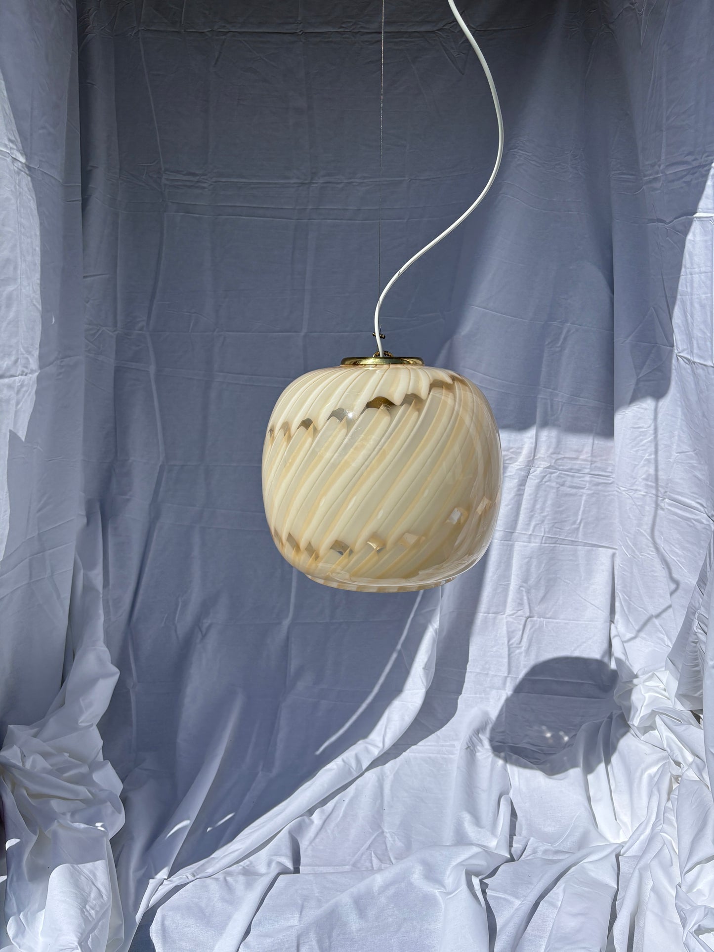 Unik vintage Murano pendel i gult og hvidt mønster 35 cm