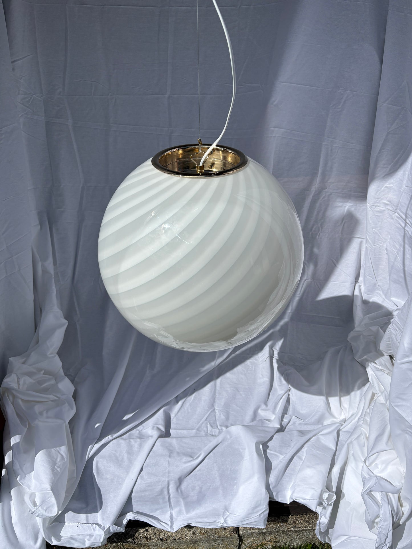 Kæmpe vintage Murano pendel rund med hvidt swirl 45 cm