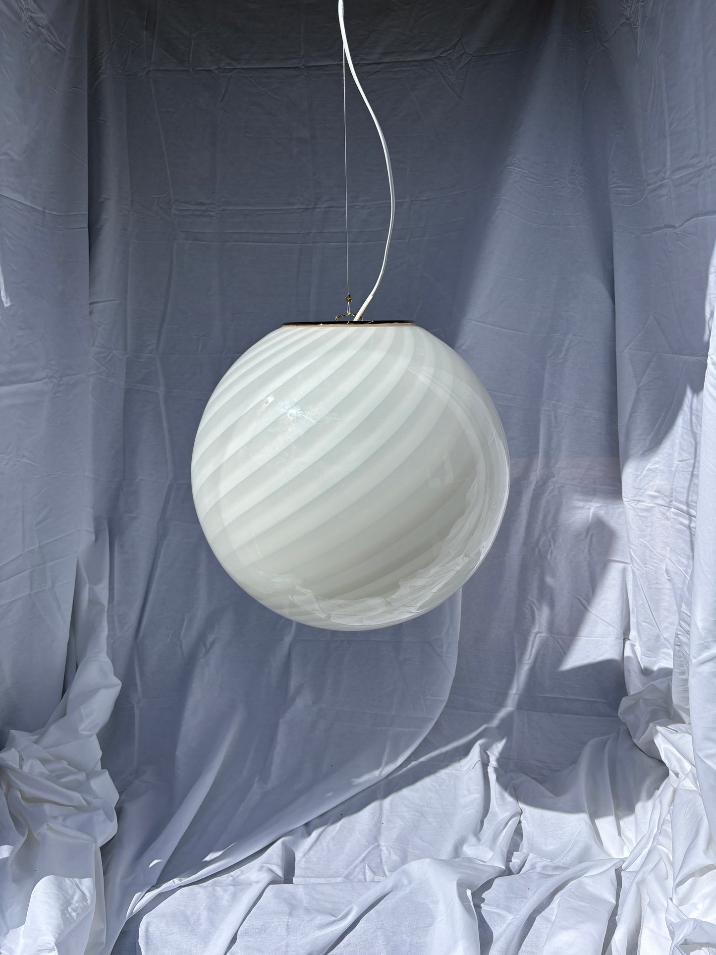Kæmpe vintage Murano pendel rund med hvidt swirl 45 cm