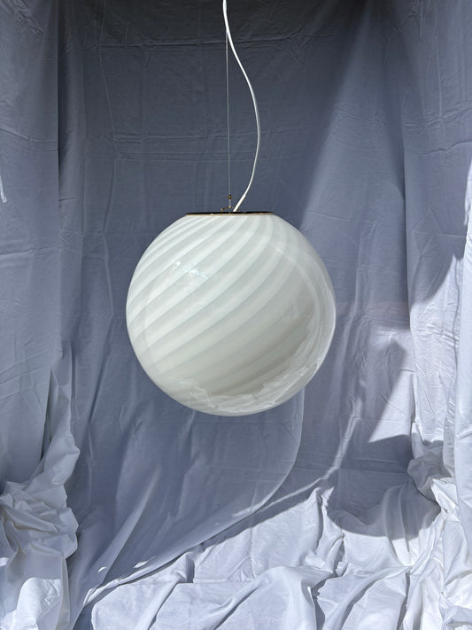 Kæmpe vintage Murano pendel rund med hvidt swirl 45 cm