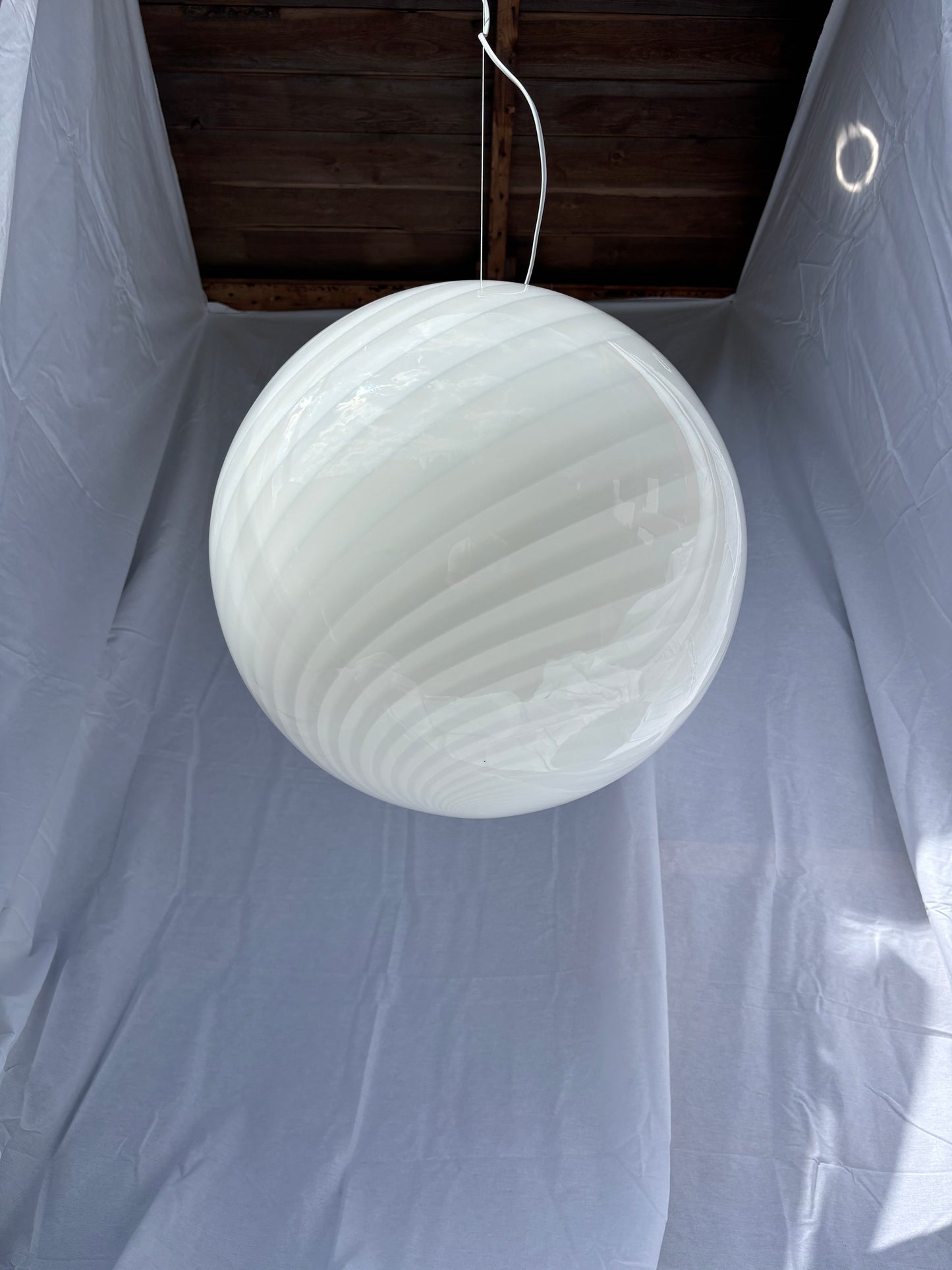 Kæmpe vintage Murano pendel rund med hvidt swirl 45 cm