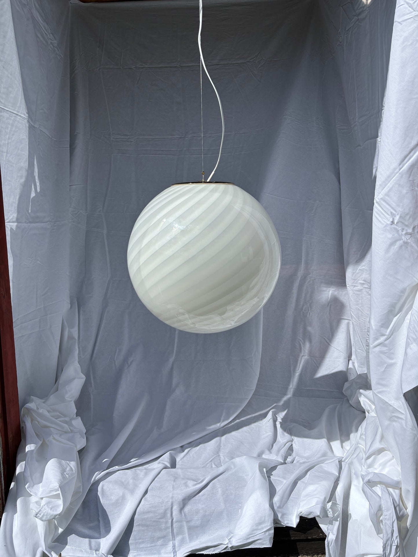Kæmpe vintage Murano pendel rund med hvidt swirl 45 cm